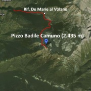 Il Pizzo Badile Camuno (2.435 m), nella media Valle Camonica, si raggiunge passando da Breno fino a Cimbergo, dove si abbandona l'auto e si seguono le indicazioni per il rifugio De Marie al Volano (1.420 m). Da lì si prosegue per un sentiero ben segnalato e poi attraverso una ferrata non così bene consevata, lungo la parete nord-ovest.